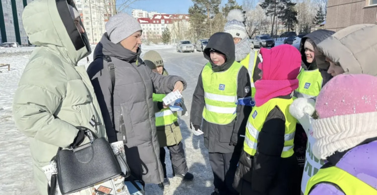 Участие отряда юных инспекторов движения гимназии  «Молодые рулевые» в декаде ГОДД «Юные инспекторы движения».