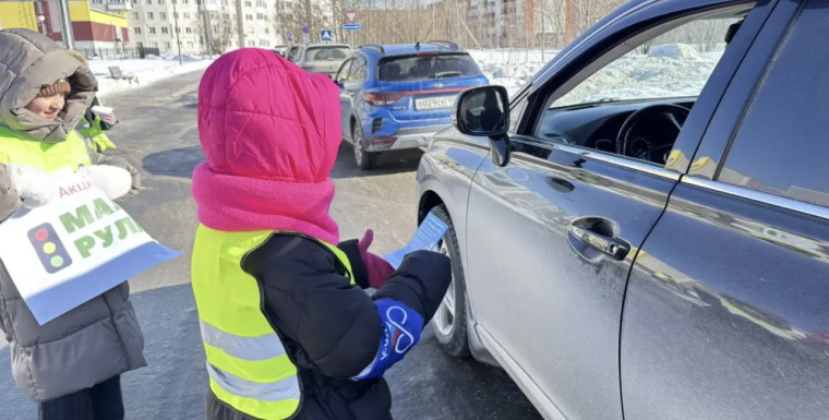 Участие отряда юных инспекторов движения гимназии  «Молодые рулевые» в декаде ГОДД «Юные инспекторы движения».